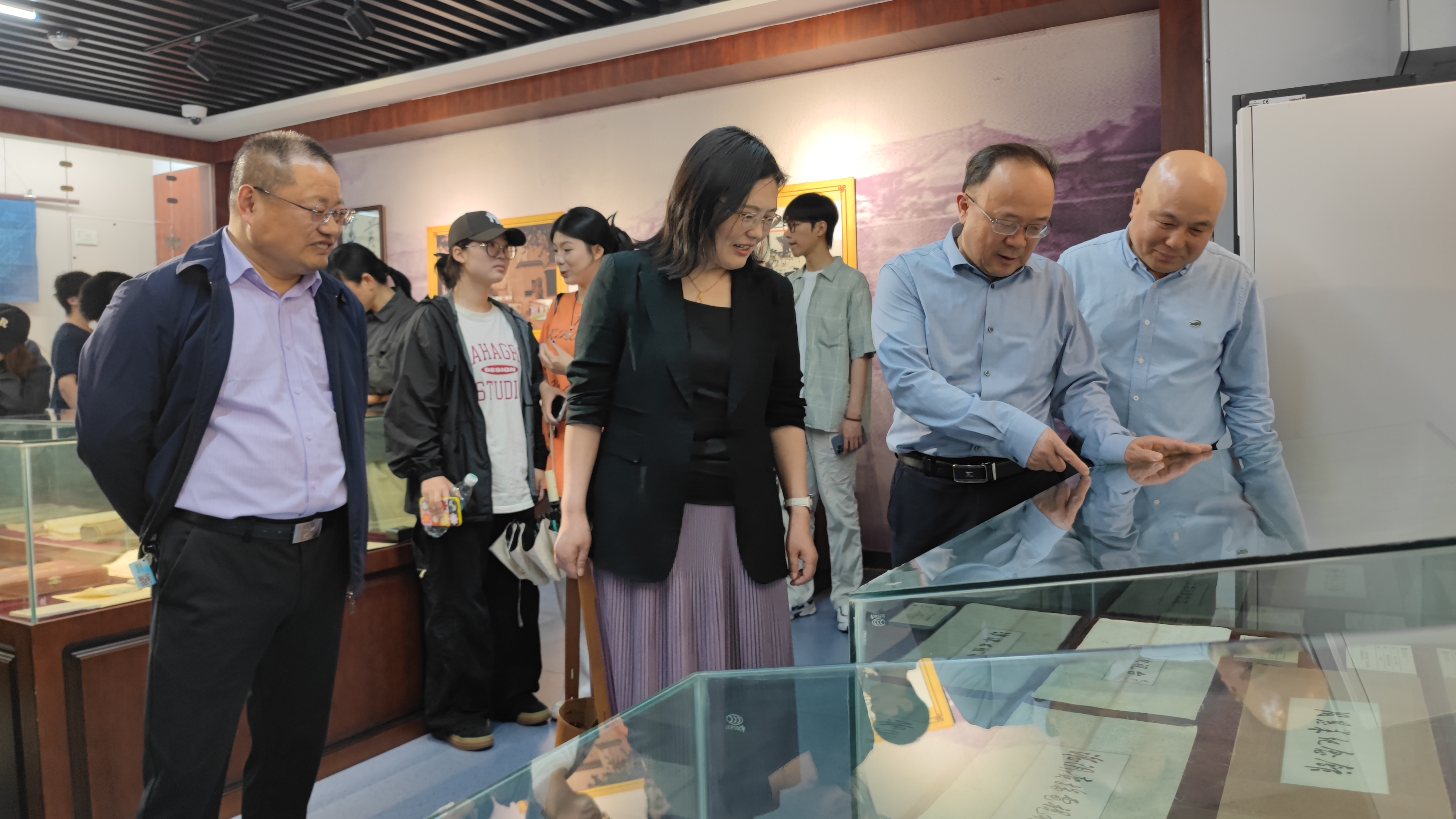 7.淮阴师范学院师生参观市档案馆.jpg