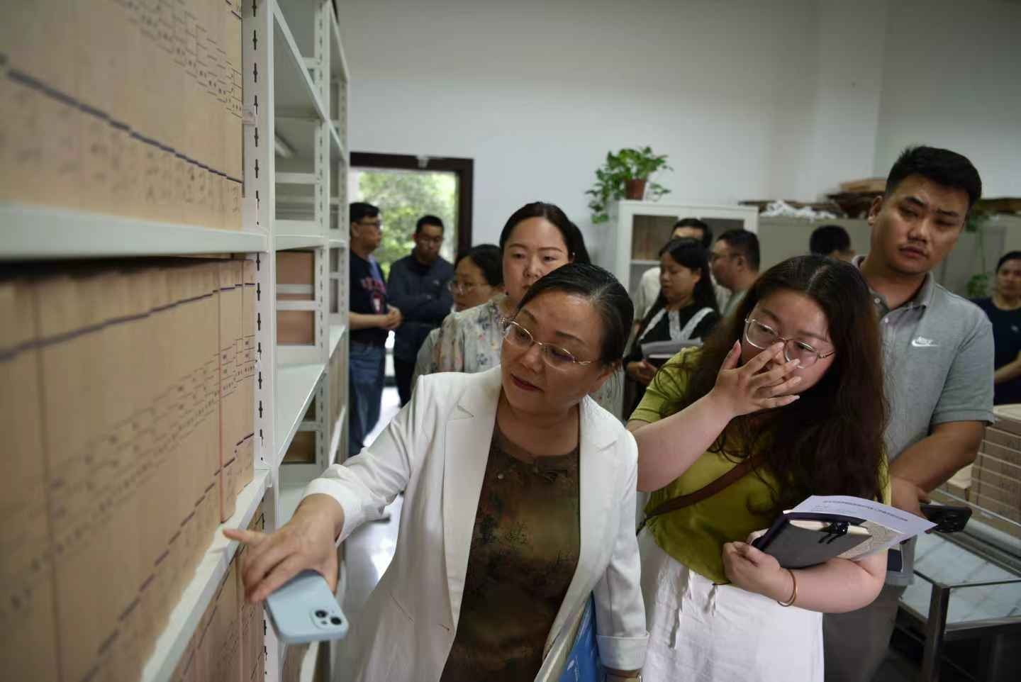 图片 10 参训学员参观国家税务总局淮安市税务局示范档案室.jpg
