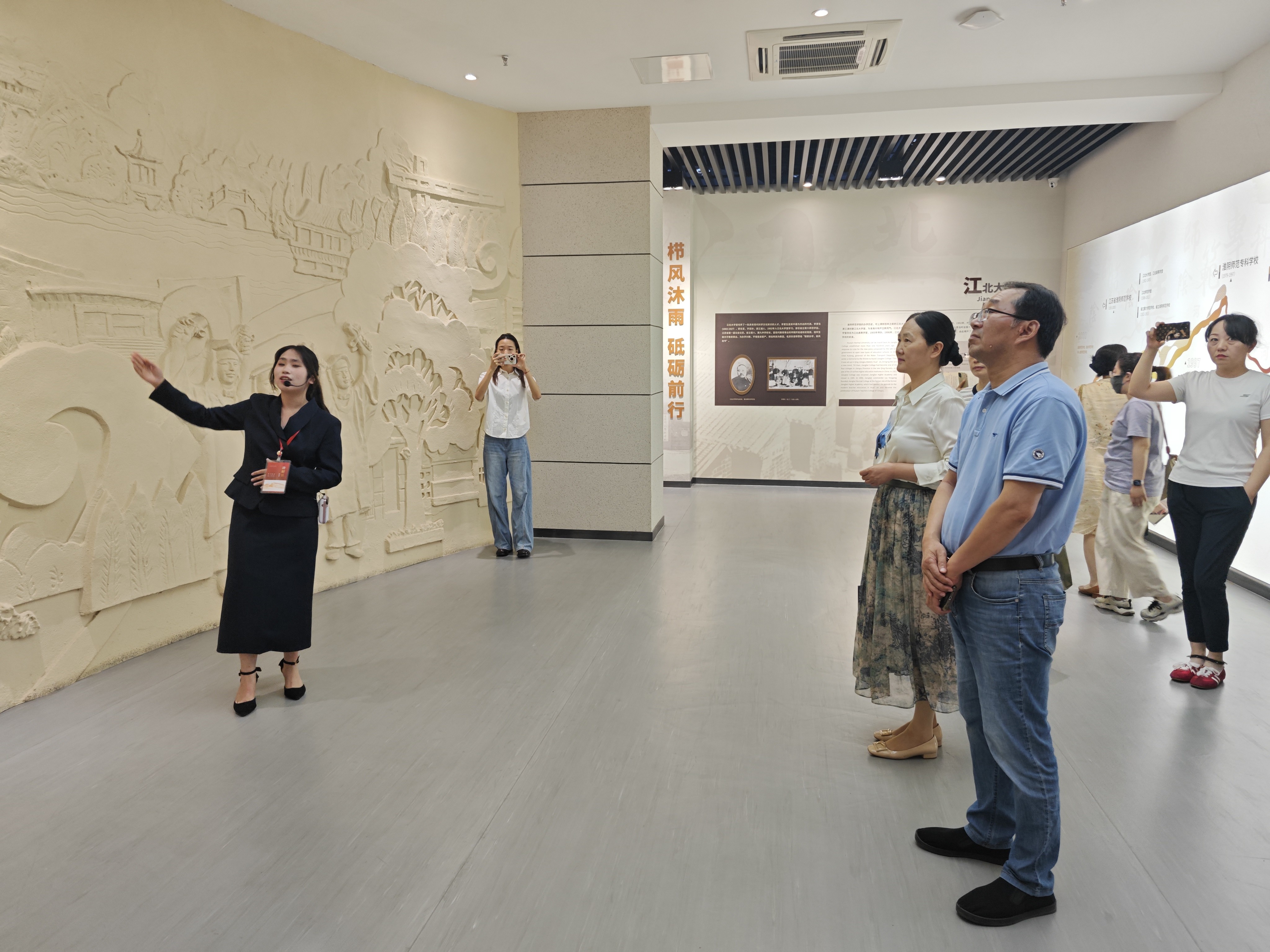 图片 8 参训学员参观淮阴师范学院校史馆.jpg
