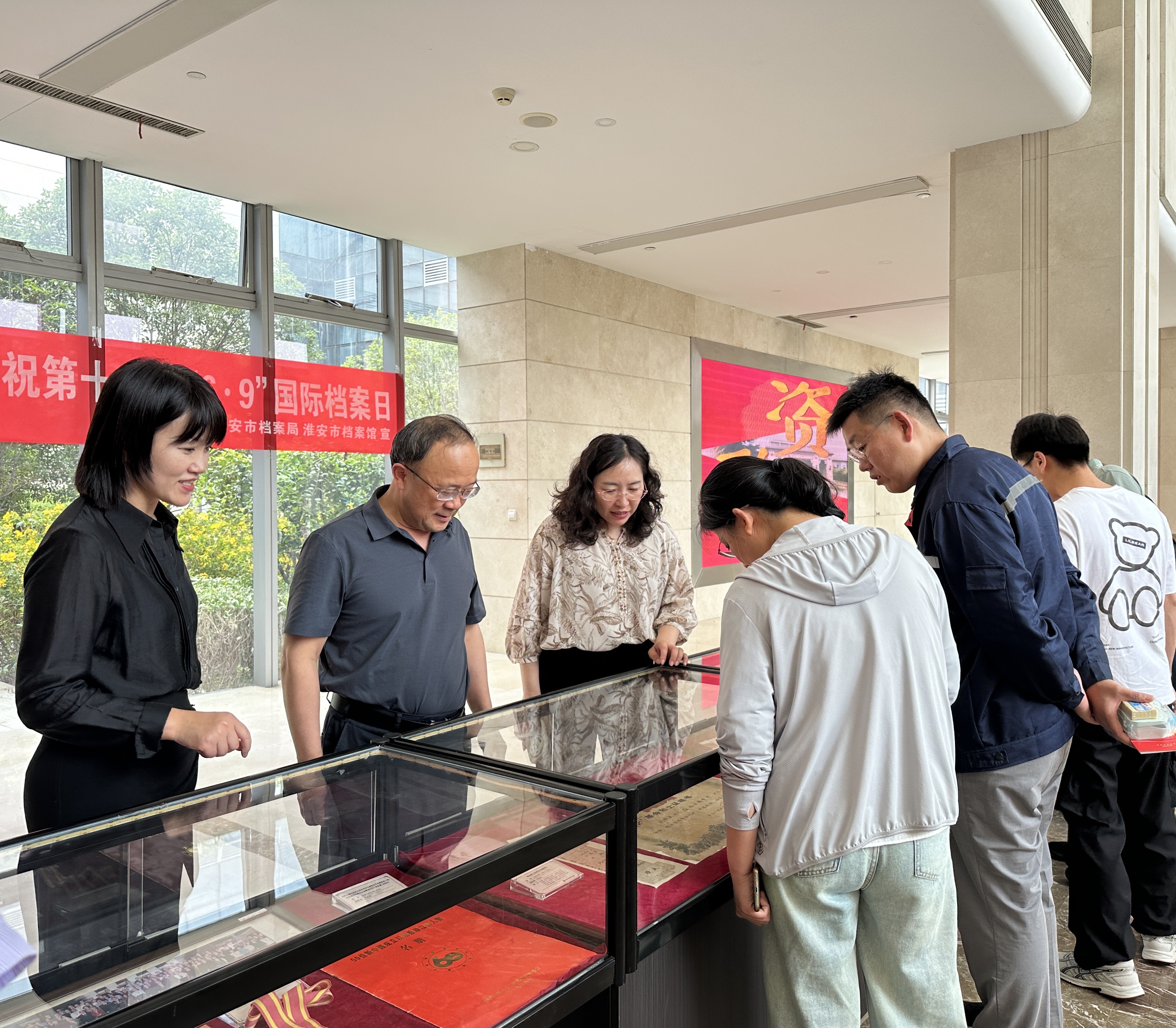 20250606群众在市行政中心西北辅楼一楼参观红色档案实物展（三）.jpg